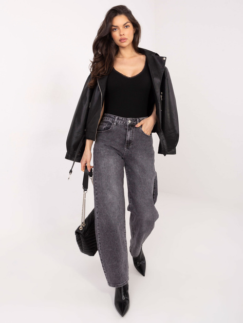 Czarny damski top z wszytym biustonoszem