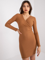 Jasnobrązowa kopertowa sukienka w prążki Usti