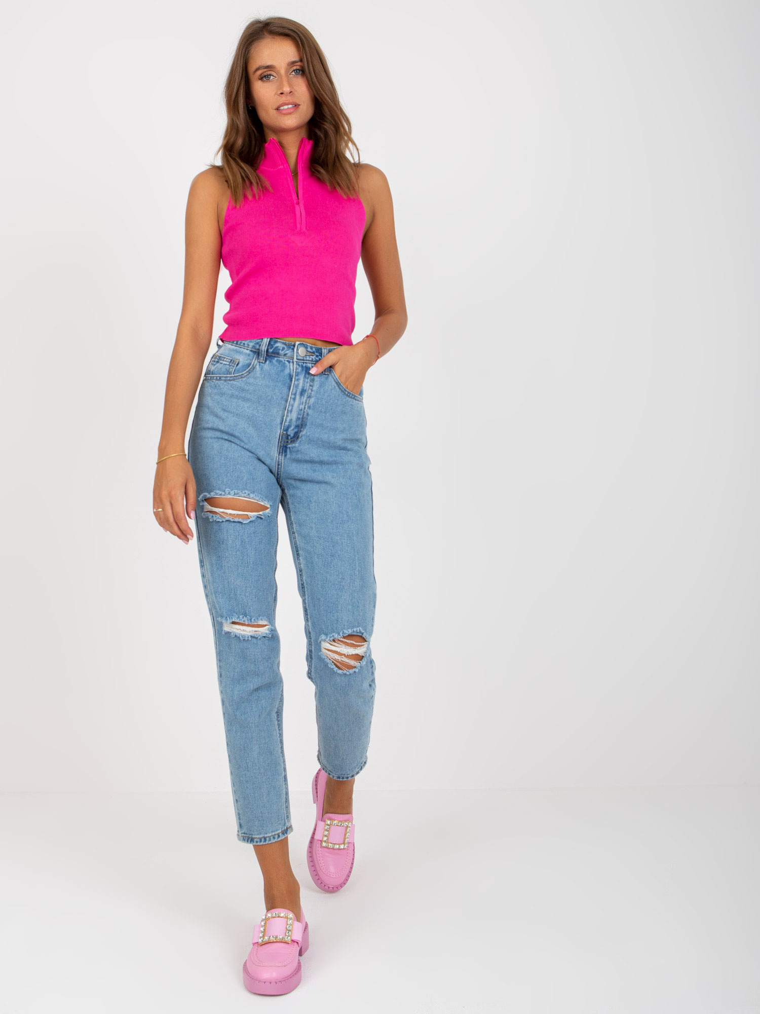 Großhandel Blaue Damen Mom-Jeans mit Löchern.