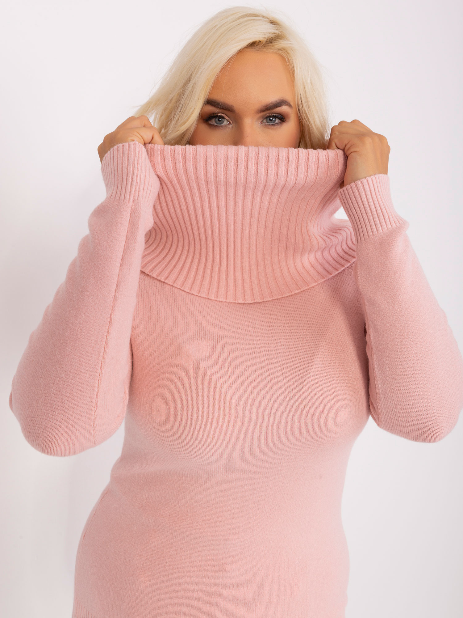 Jasnoróżowy sweter plus size ze ściągaczami