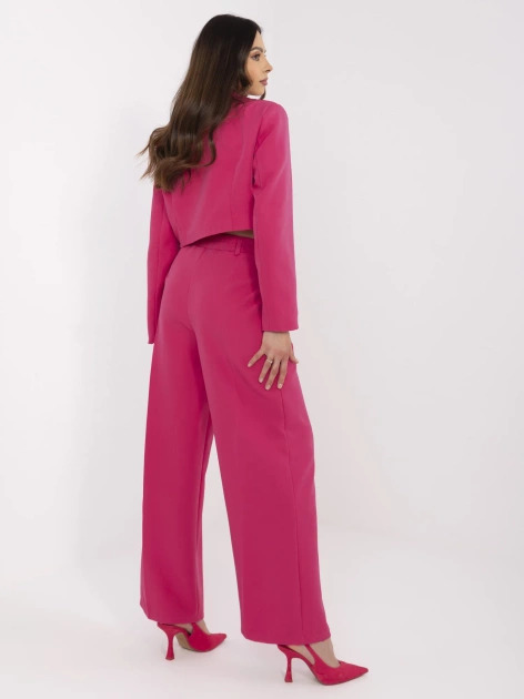 Fuksjowy garnitur z poduszkami na ramionach