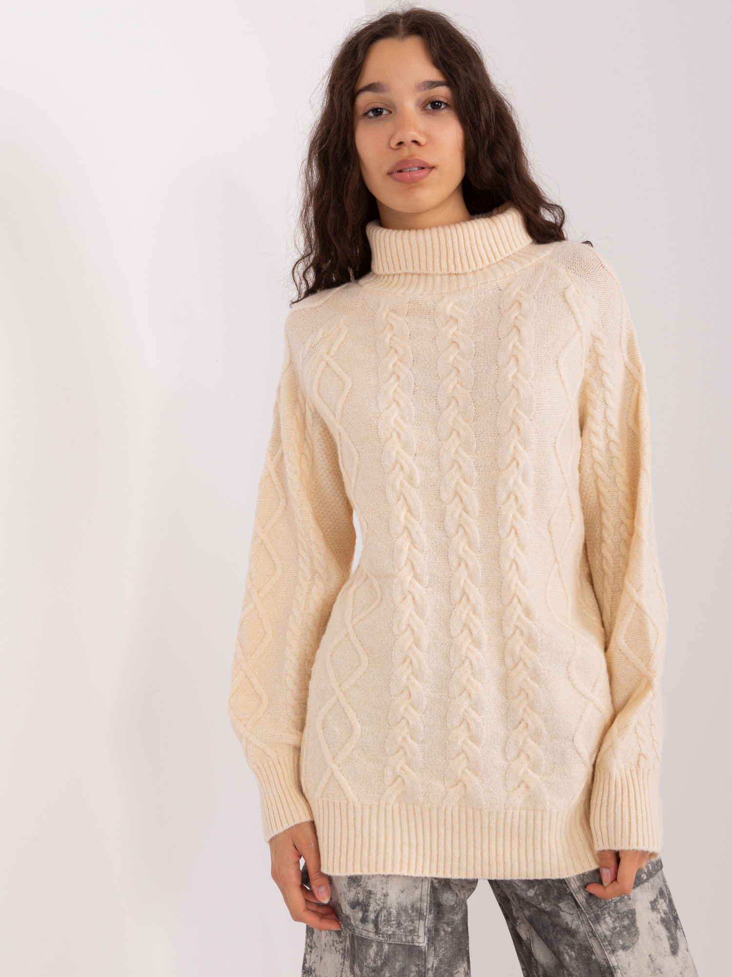 Jasnobeżowy sweter z warkoczami o kroju oversize
