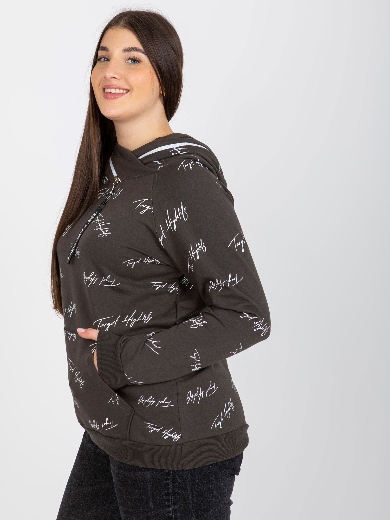 Khaki damska bluza plus size z kapturem i nadrukiem