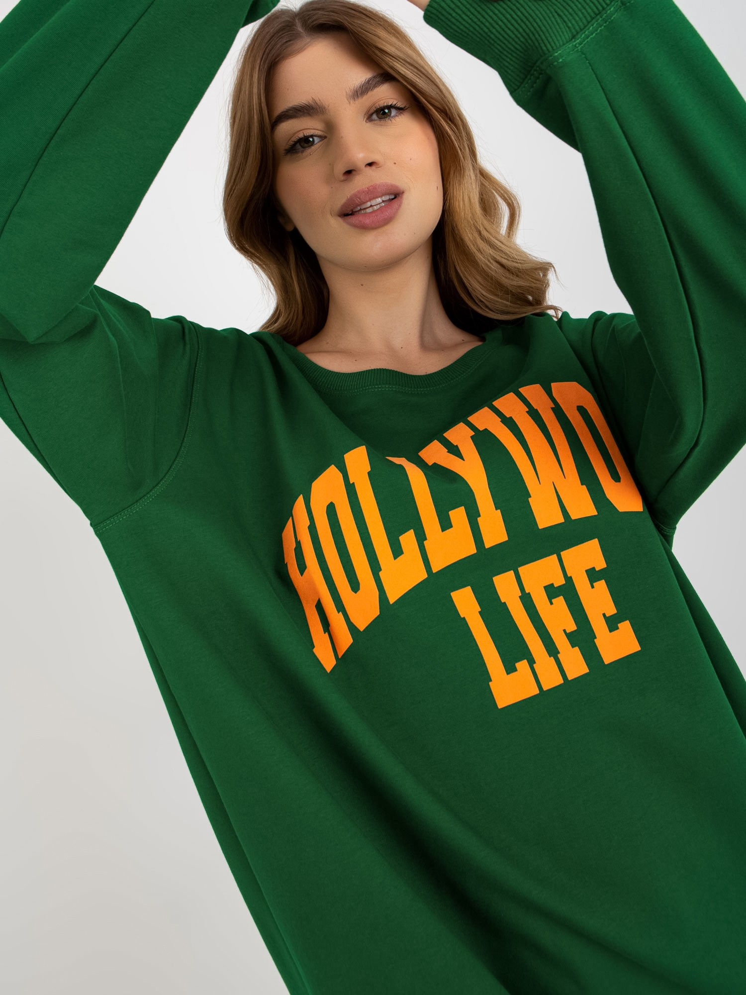 Tamsiai žalia-oranžinė ilga oversized palaidinė su spauda.