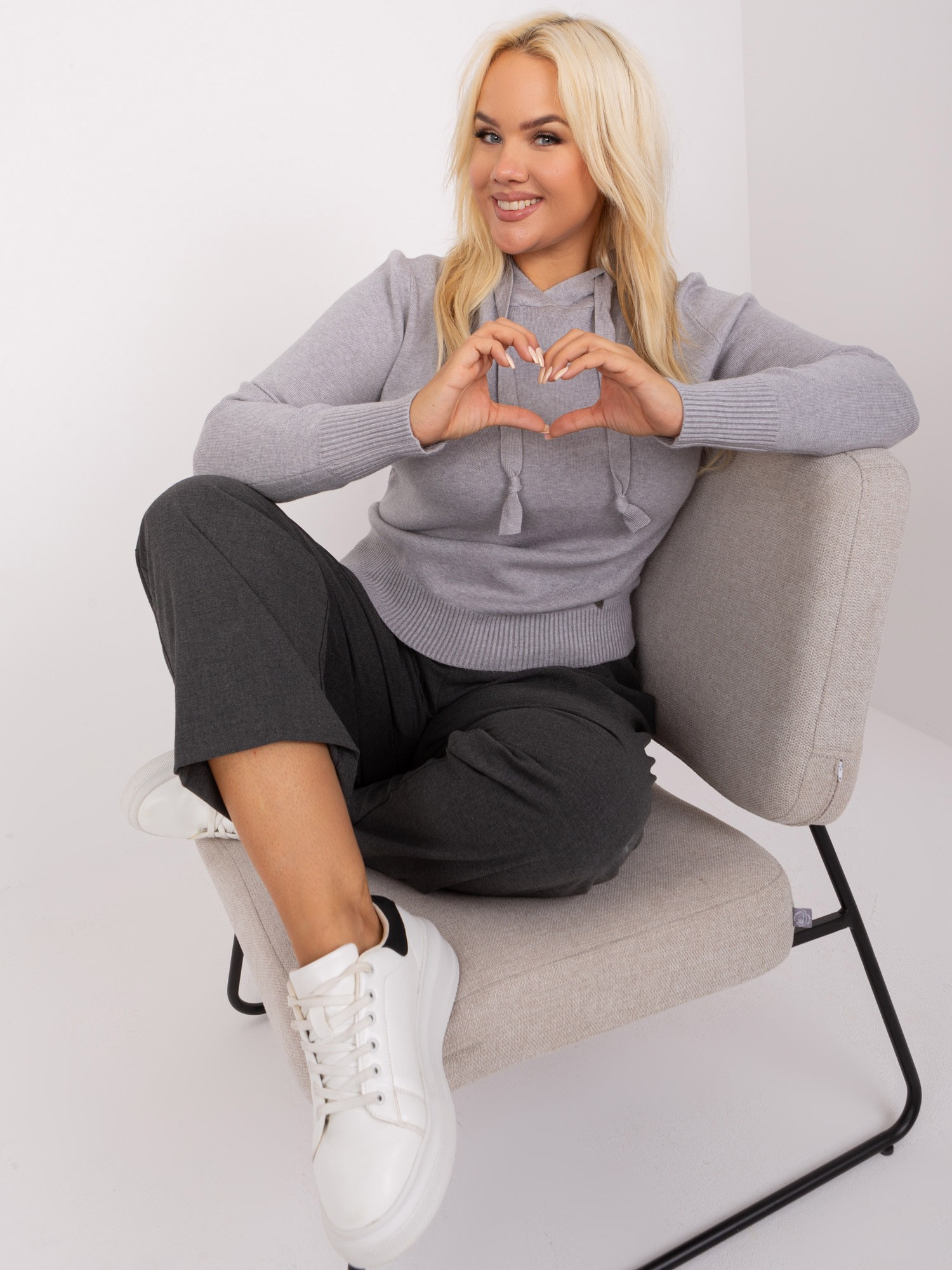 Szary sweter plus size z troczkami