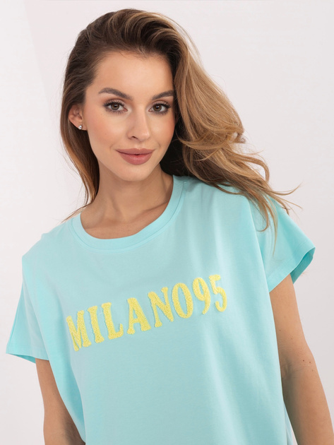 Miętowy damski t-shirt z wypukłym napisem