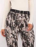 Beżowe damskie spodnie moro z paskiem