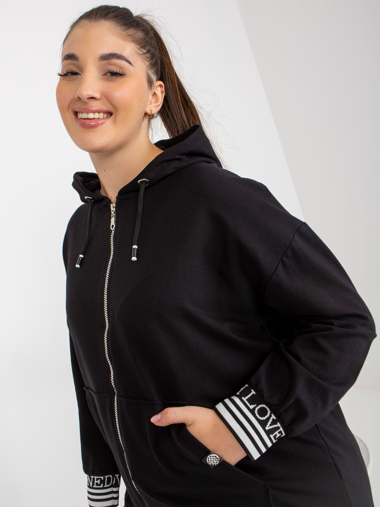 Czarna damska rozpinana bluza plus size z kapturem