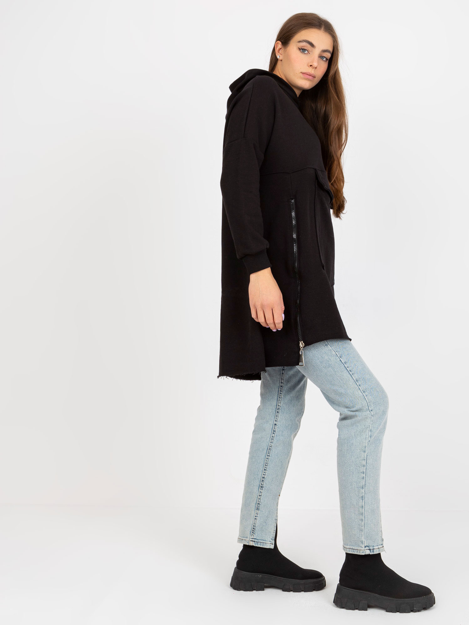 Hurtownia Czarna damska bluza basic z kapturem