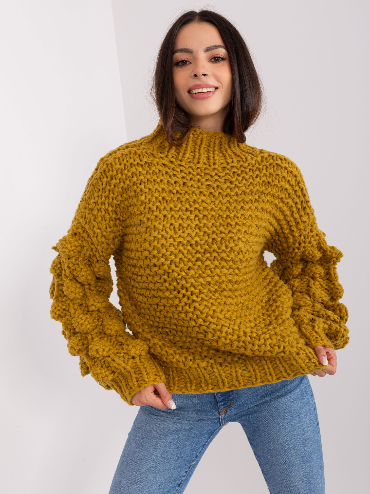Oliwkowy sweter oversize z grubym splotem
