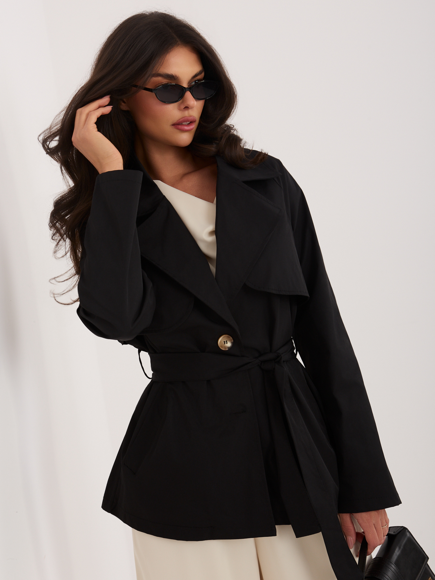 Czarny krótki płaszcz o kroju trencza RUE PARIS 