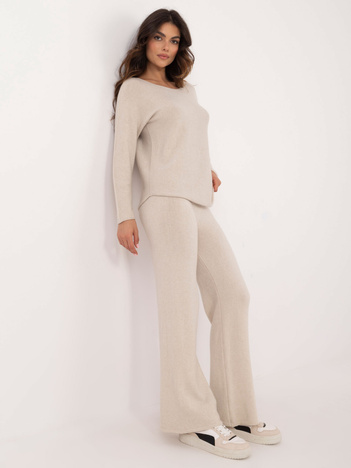 Jasnobeżowy casualowy komplet ze swetrem