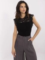 Czarna damska bluzka z koronkowym dekoltem