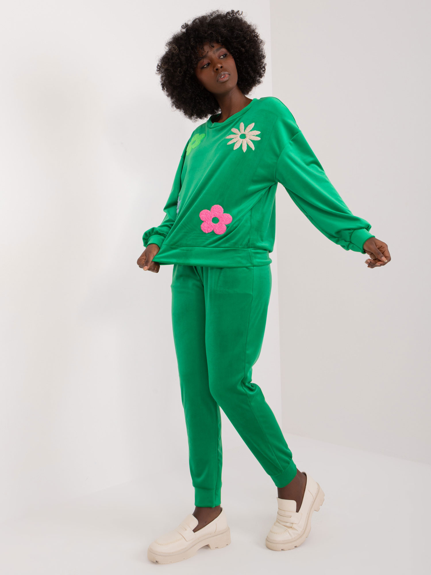 Großhandel Grünes zweiteiliges Damen-Set aus Velours.