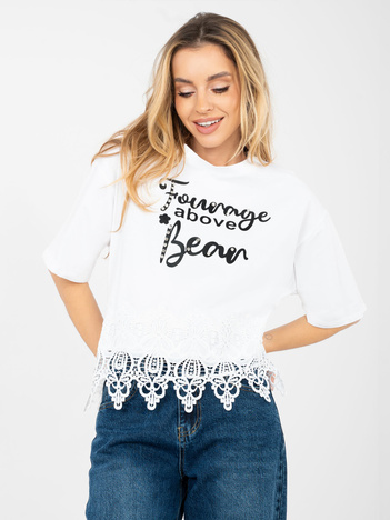 Biała bluzka oversize z koronkowym wykończeniem