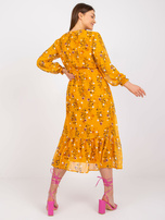 Ciemnożółta sukienka midi z printami i falbaną RUE PARIS