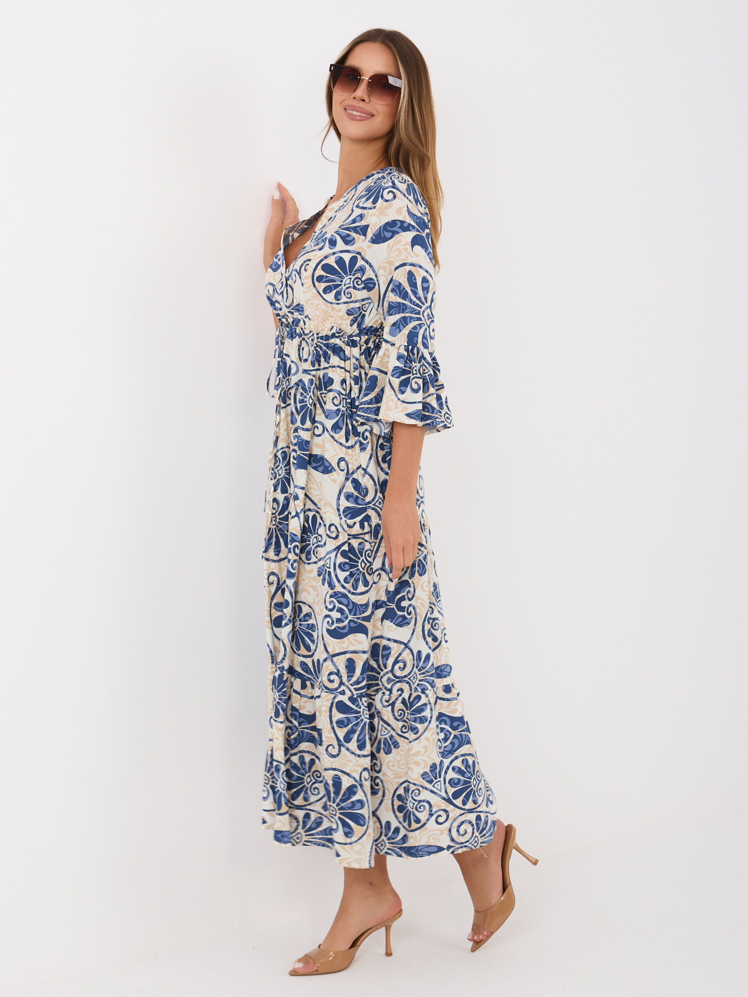 Niebieska rozkloszowana sukienka na lato