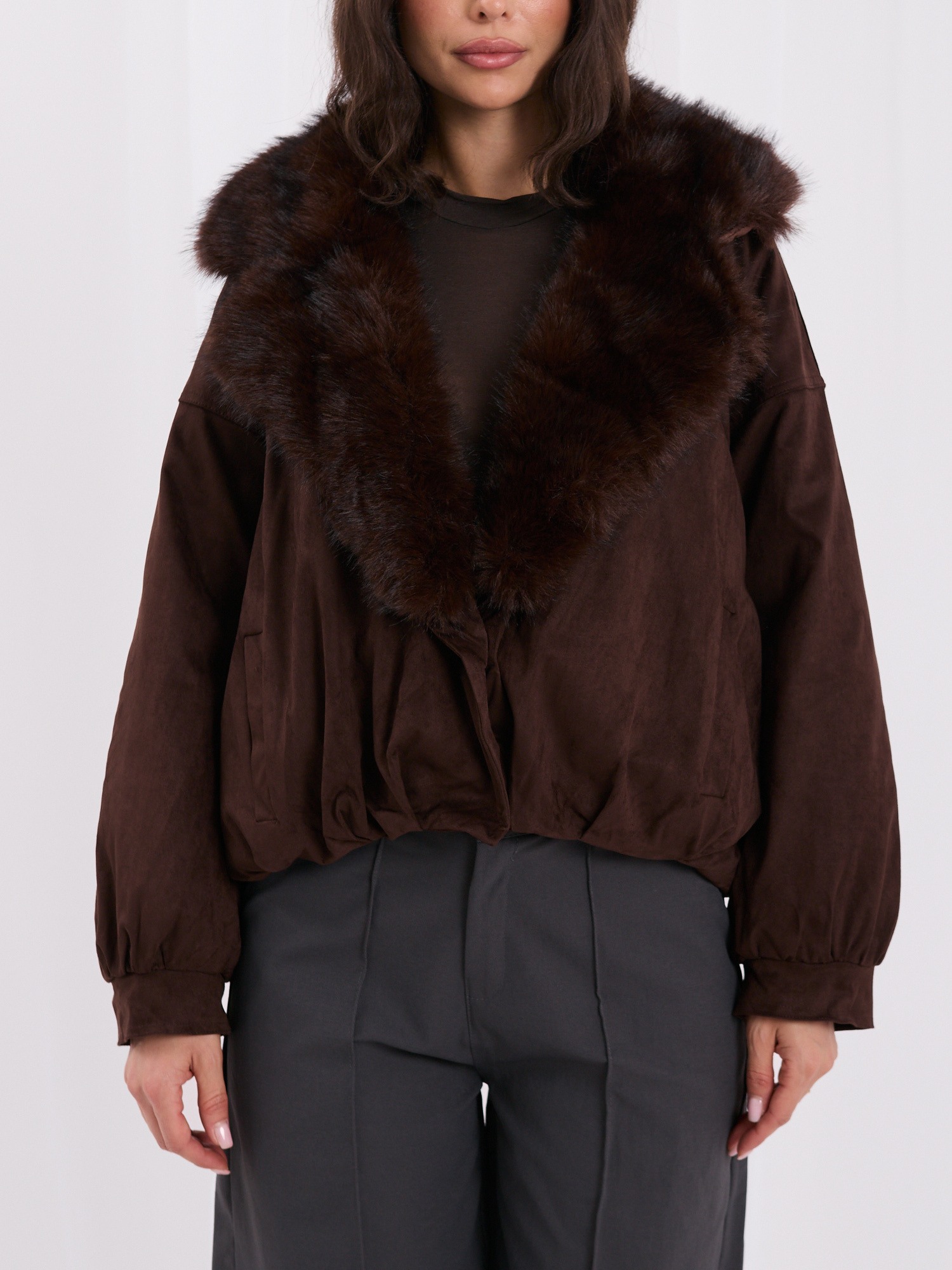 Schokoladenkurze Jacke mit Bomberunterteil.