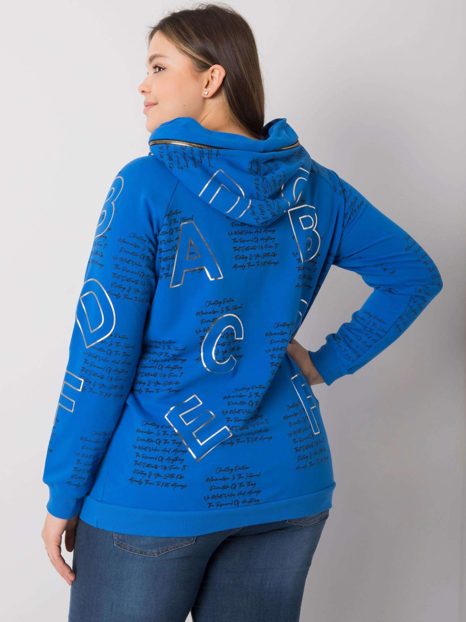 Ciemnoniebieska bluza plus size z aplikacją Adele 