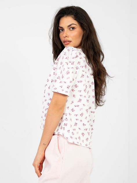 Biała bluzka z marszczeniami na ramionach