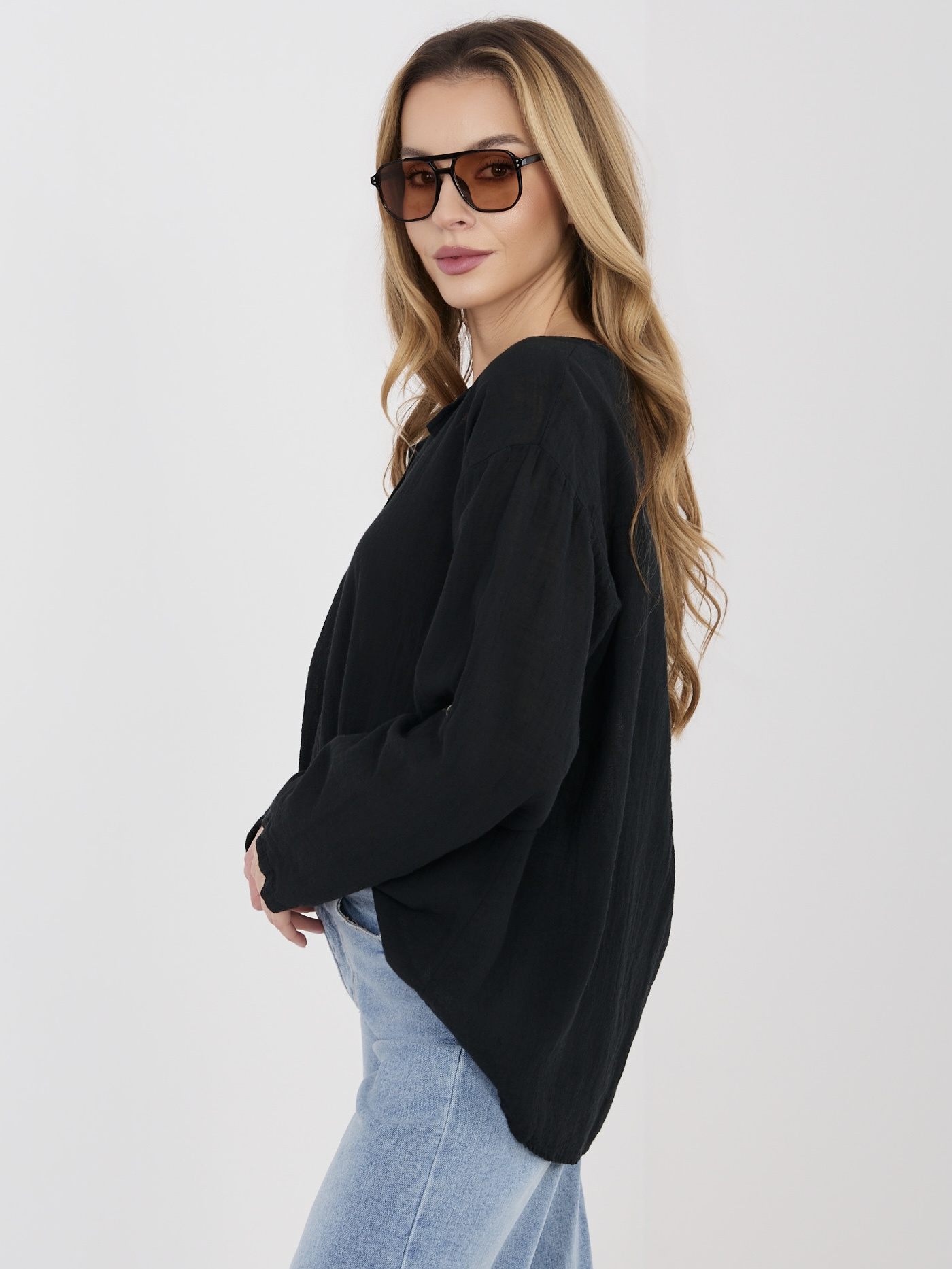 Czarna letnia bluzka z ozdobnym guzikiem