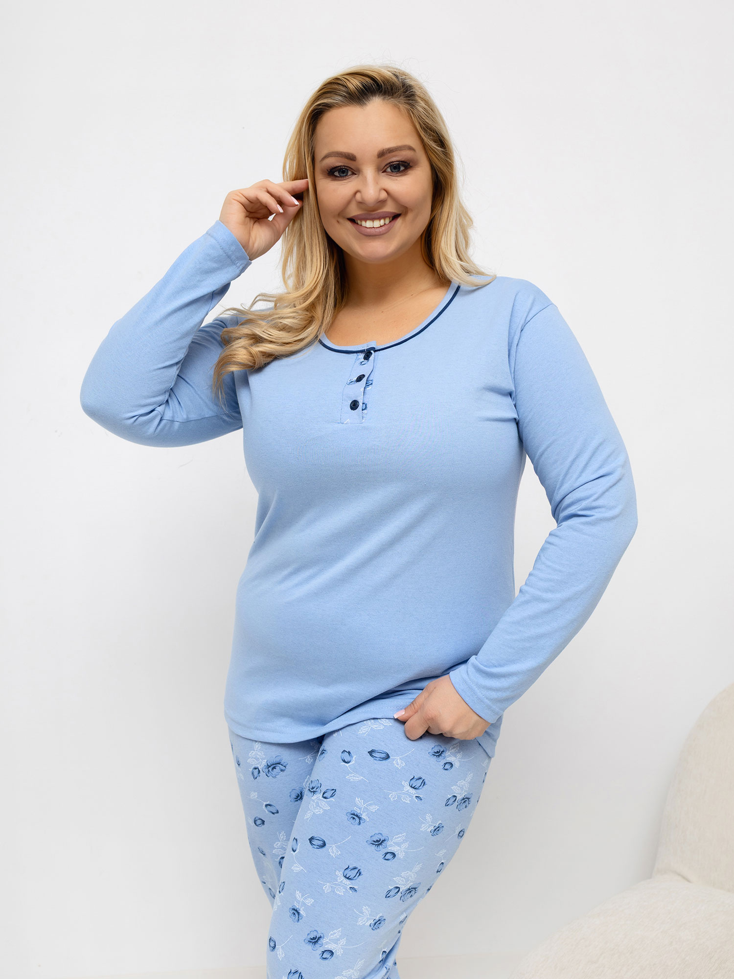 Světle modrá pyžama plus size kalhoty + tričko.