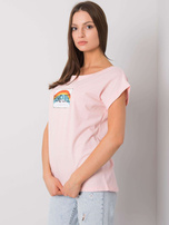 Jasnoróżowy t-shirt z nadrukiem Aloha
