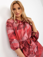 Hurt Bordowa sukienka koktajlowa z printami i rekawem 3/4