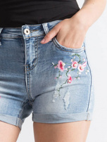 Blaue Jeansshorts mit Applikationen.