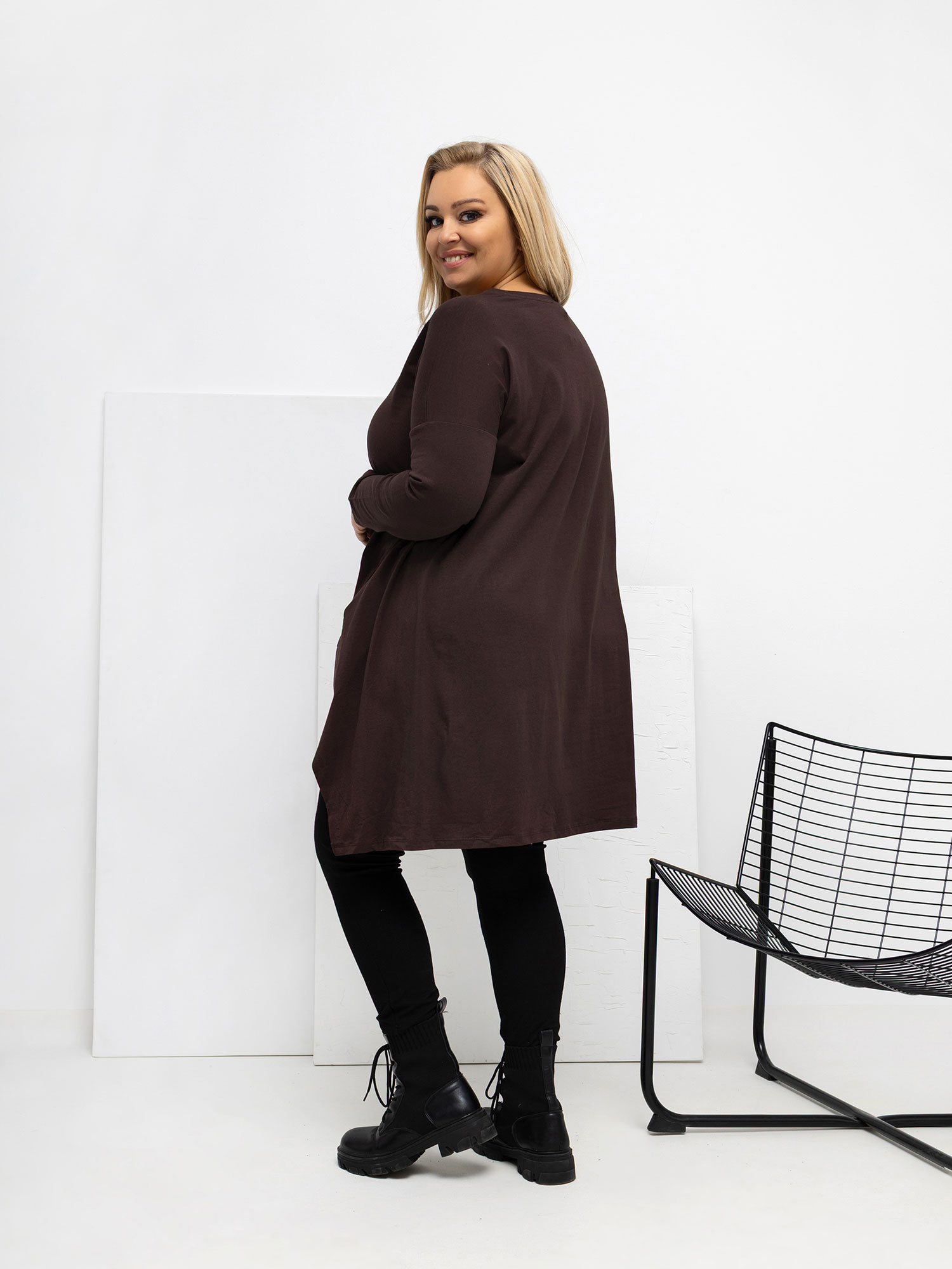 Čokoládová dlouhá blůza plus size z bavlny.