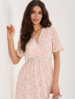 Jasnoróżowa elegancka sukienka z kopertowym dekoltem