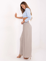 Ciemnobeżowe plisowane spodnie z szeroką nogawką