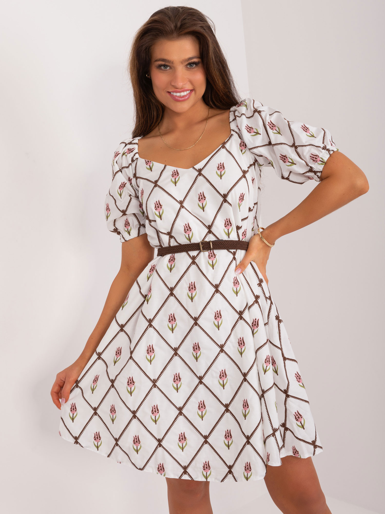 Hurt Weiß-braun gesticktes Kleid mit Gürtel.