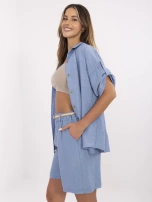 Blaue längere Shorts mit Taschen.