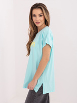 Miętowy damski t-shirt z wypukłym napisem