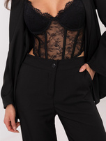 Czarny damski garnitur z wiązaniem w talii 