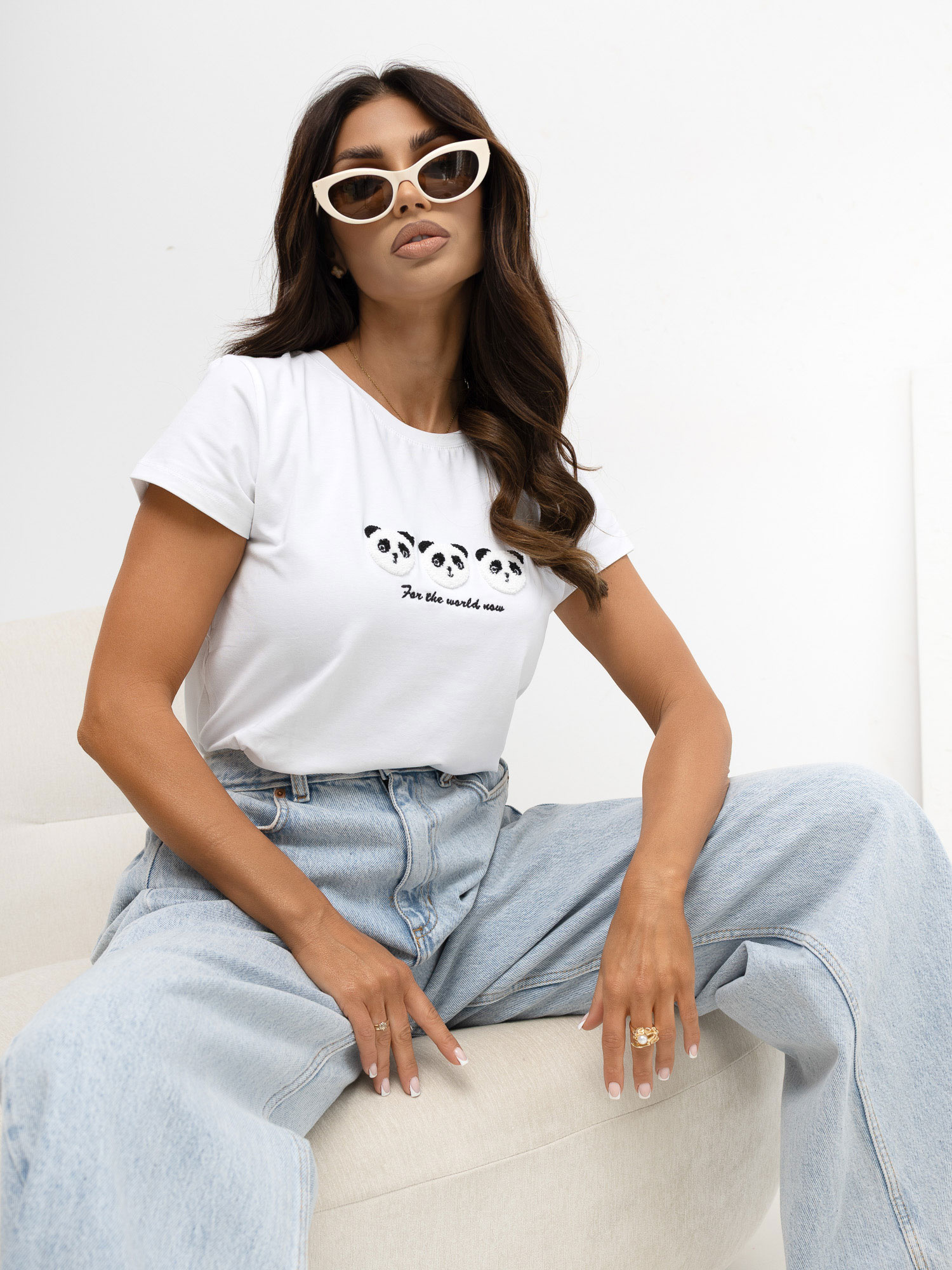 Hurt Biały damski t-shirt z aplikacją BASIC FEEL GOOD