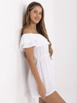 Biały muślinowy kombinezon z falbaną