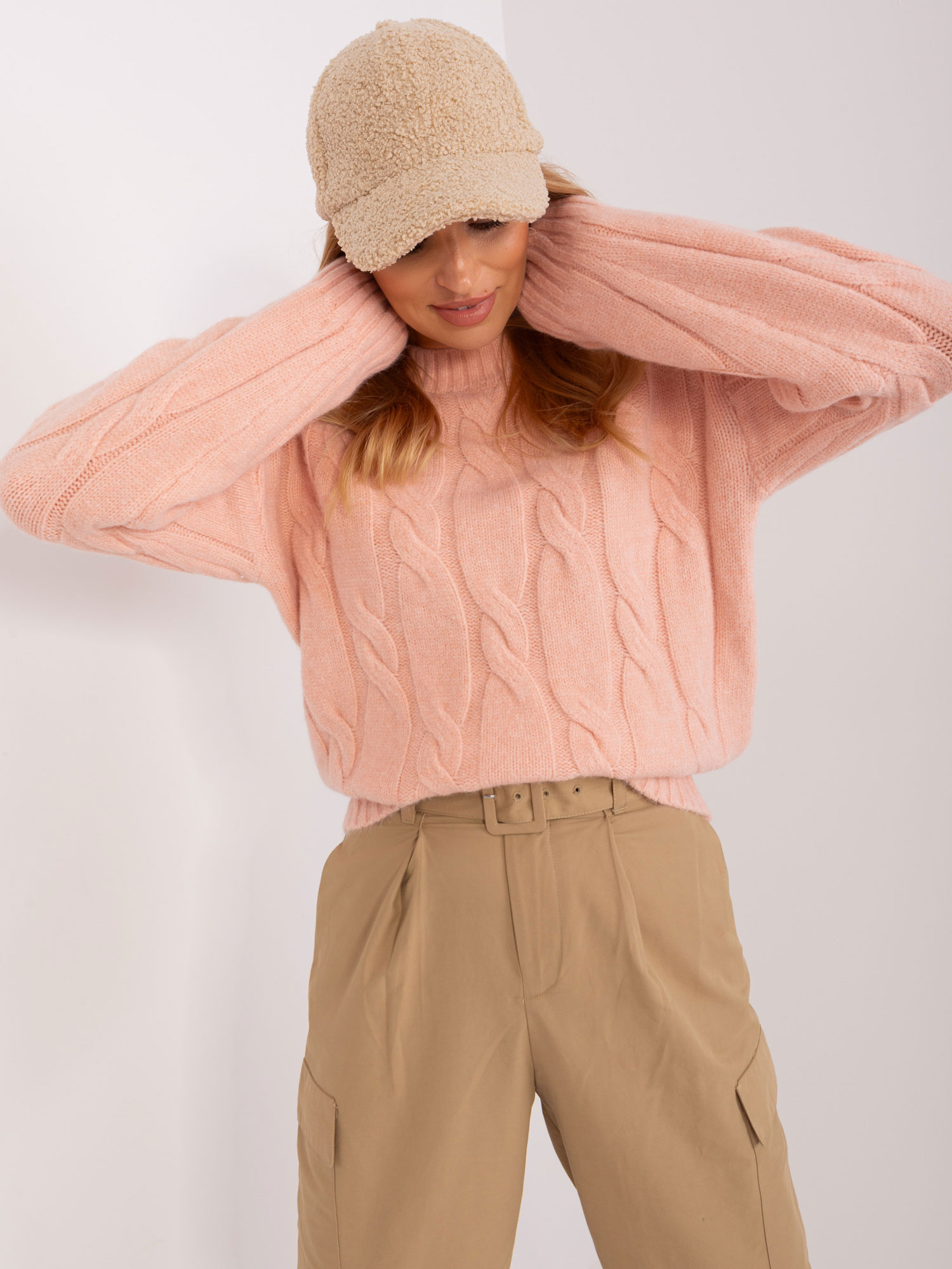 Brzoskwiniowy dzianinowy sweter w warkocze