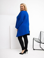 Kobaltová blůza plus size s delším zadním dílem.