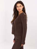 Dunkelbrauner, offenbarer Pullover mit V-Ausschnitt.