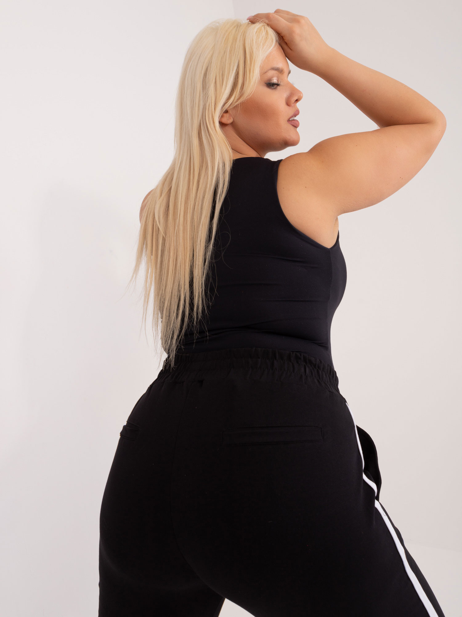 Černé tepláky plus size Kairi.