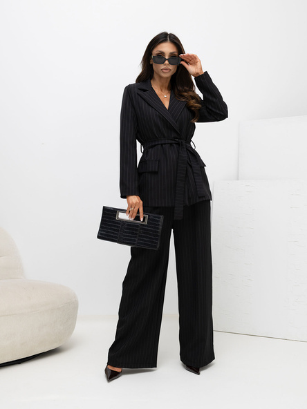 Czarny damski garnitur z wiązanym paskiem 