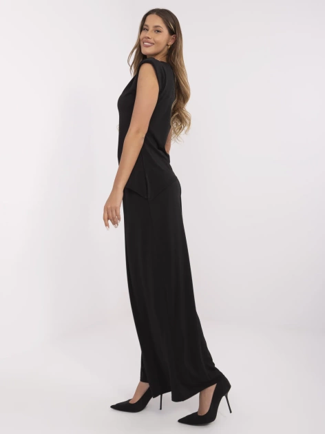 Czarny elegancki komplet z poduszkami na ramionach