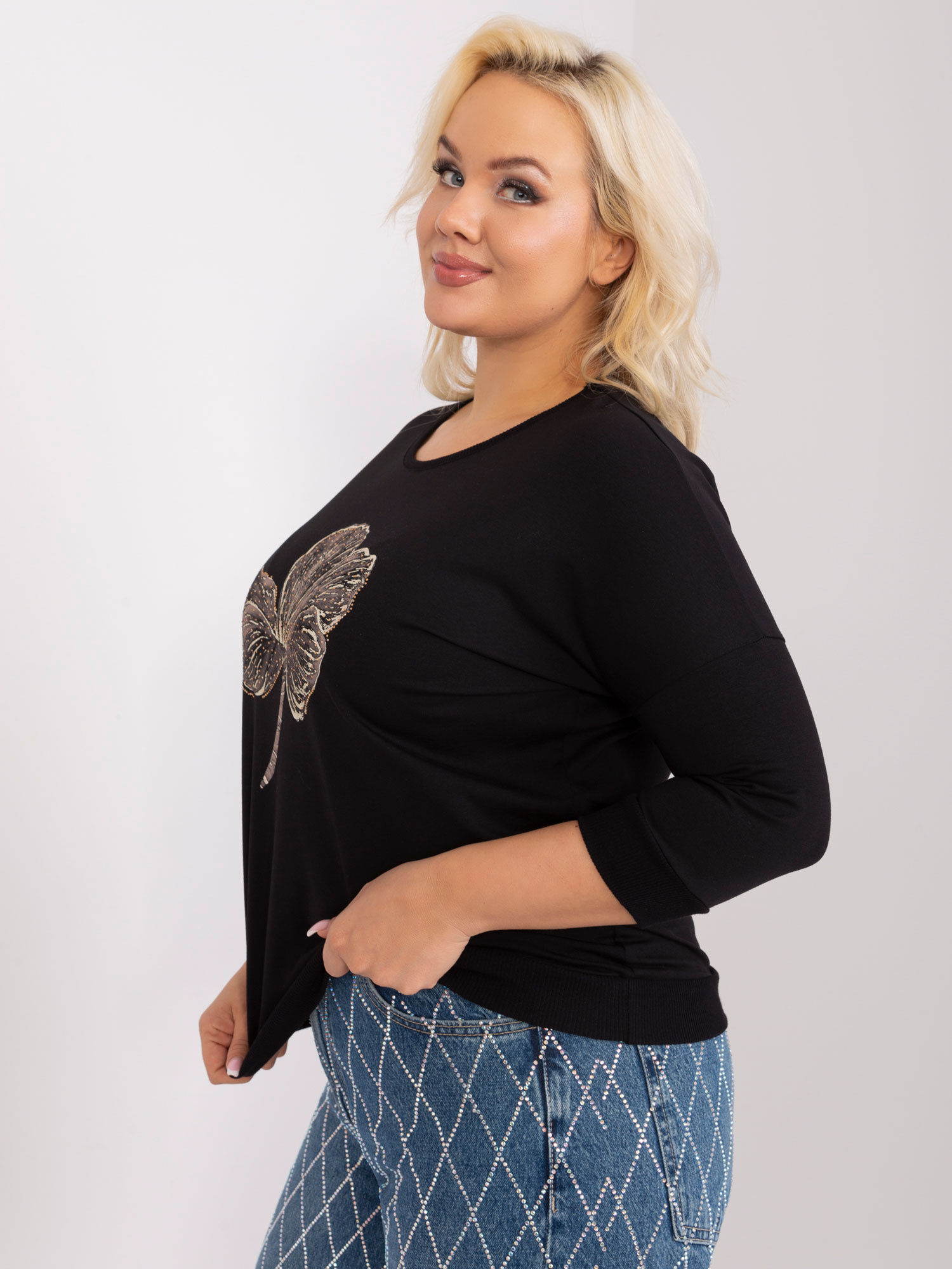 Czarna bluzka plus size z błyszczącym nadrukiem