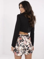 Beige-schwarze Faltenrockshorts.