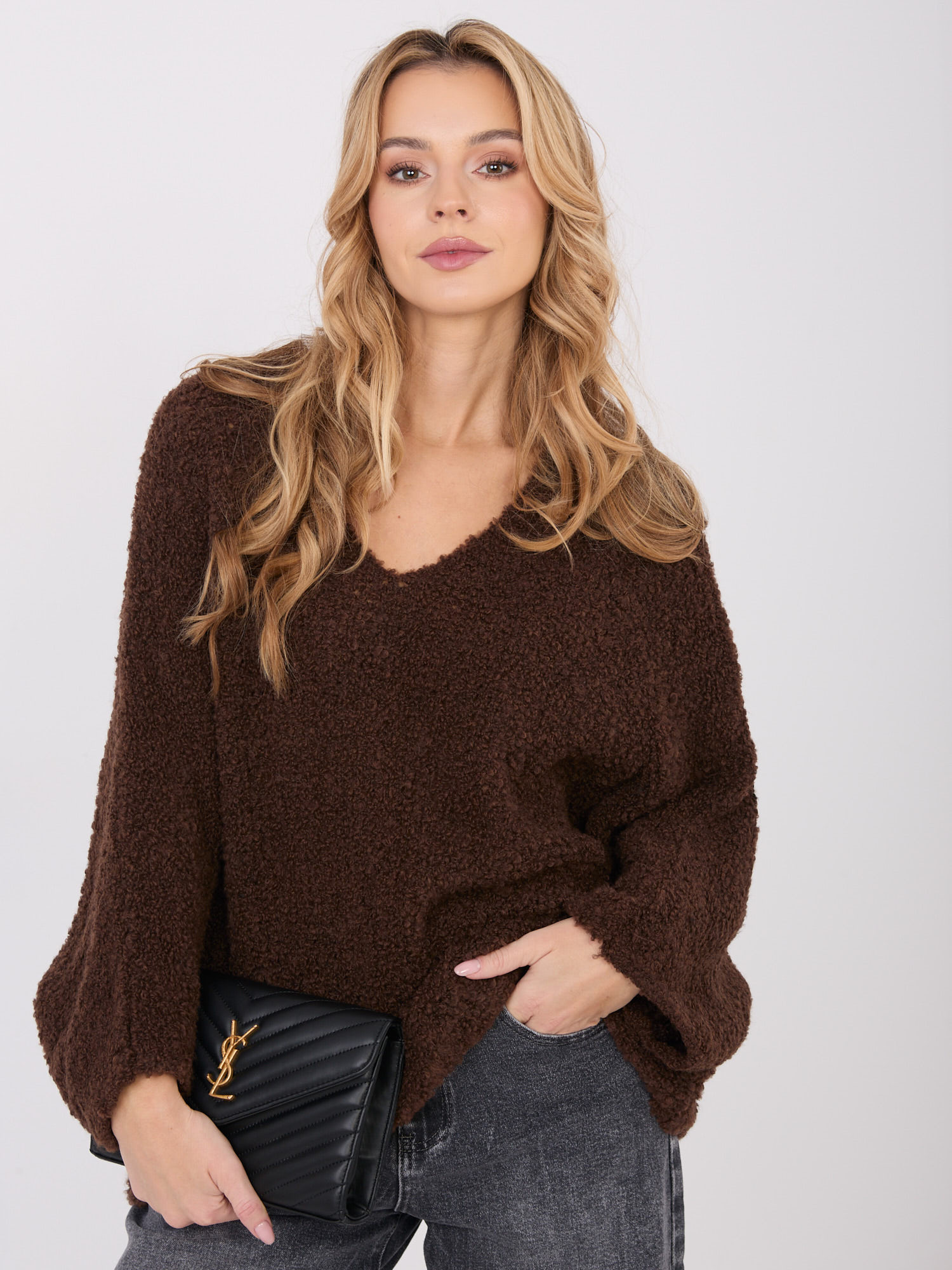 Tmavě hnědý oversize svetr boucle s výstřihem do V.