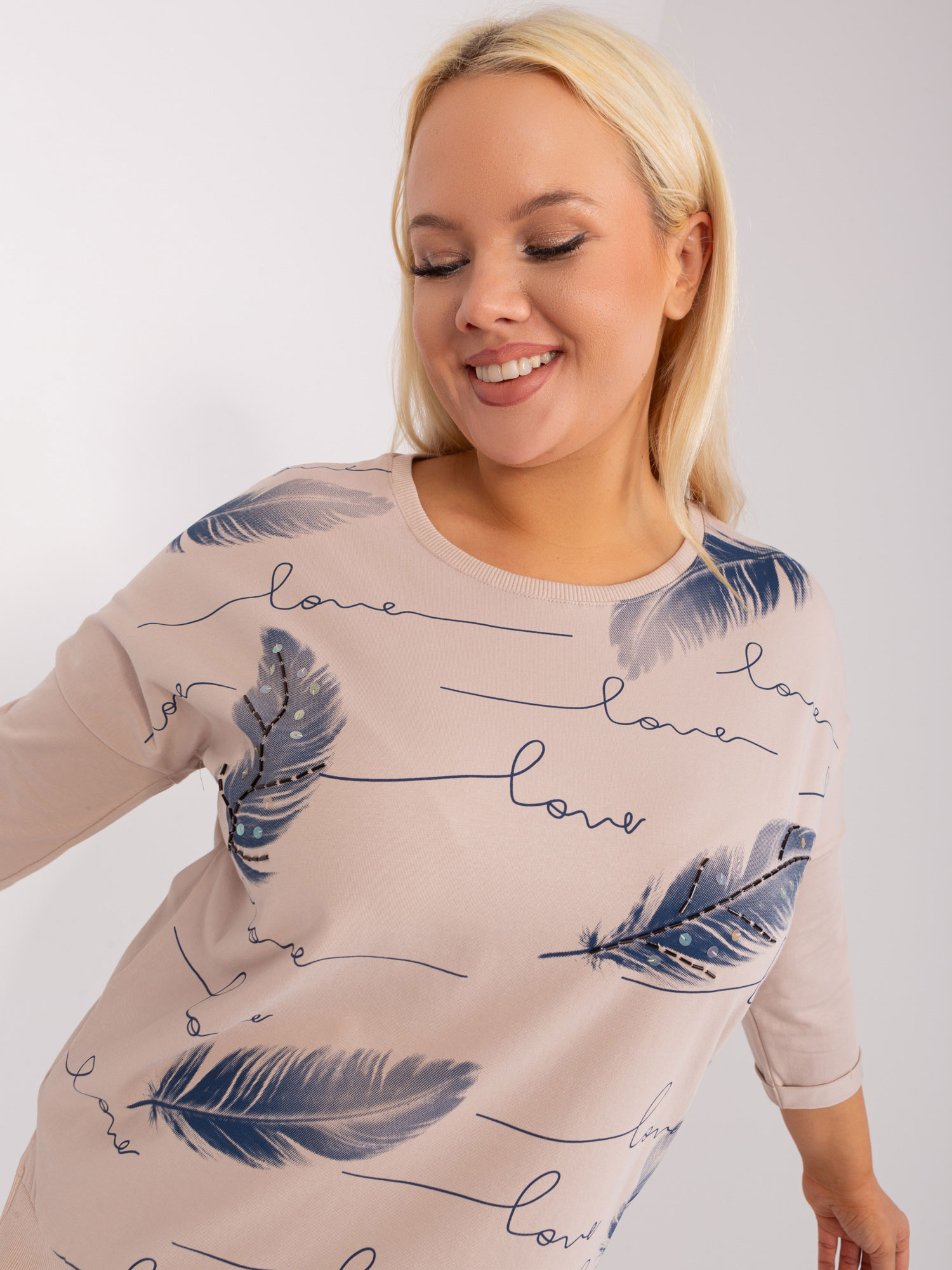 Großhandel Beige Bluse Plus Size mit 3/4-Ärmeln.