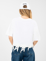 Weiße Oversize-Bluse mit Blumenapplikation.