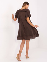 Dunkelbraunes Boho-Kleid mit Rüschen.